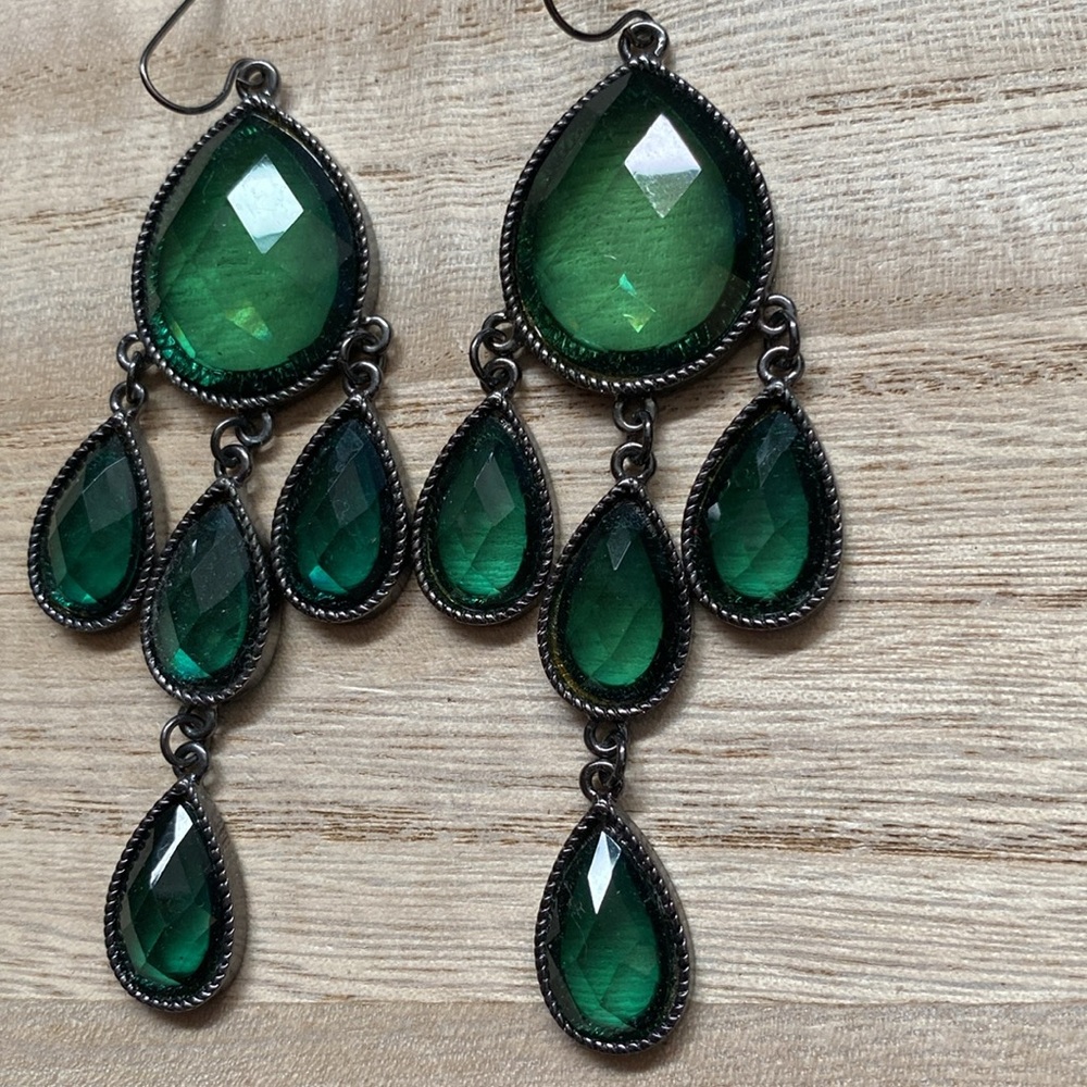 Green costume dangle earrings - Picture 5 of 11